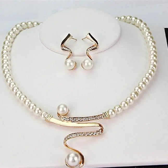 Ensemble collier et boucles d'oreilles avec perles naturelles