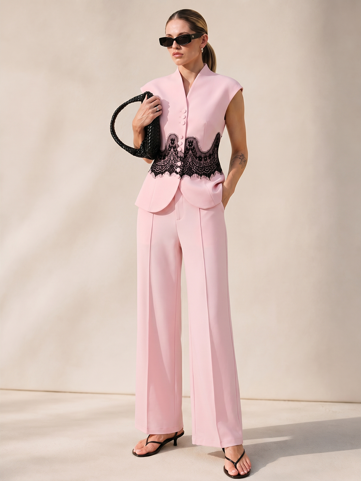 Conjunto de blusa de manga corta con panel de encaje y pantalón