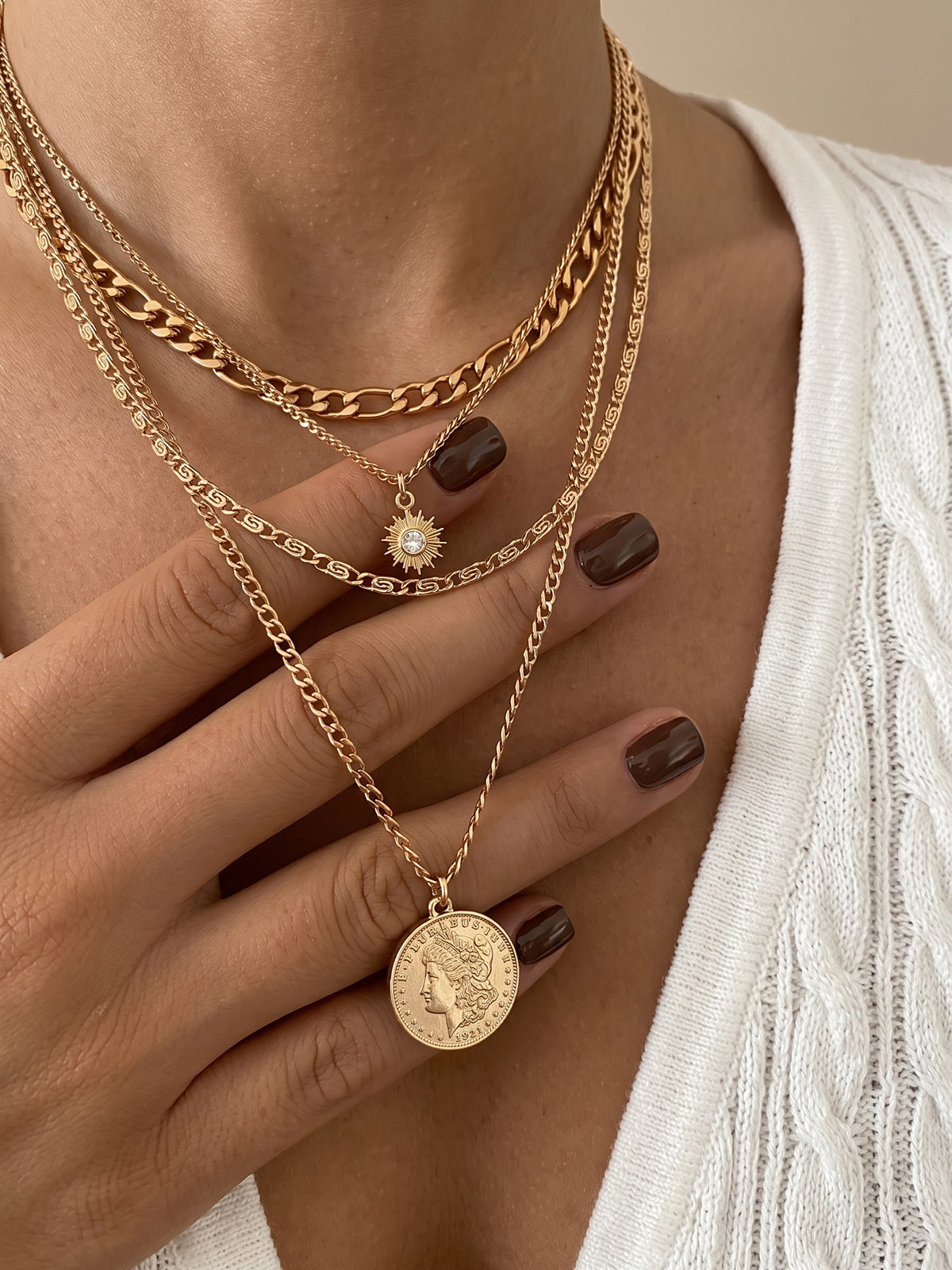 Collar de varias capas con colgante de moneda